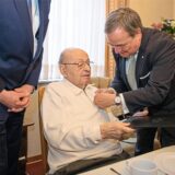 Der frühere NRW-Ministerpräsident Armin Laschet verlieh Rolf Abrahamsohn 2020 in Marl den Verdienstorden des Landes. (Archiv)
