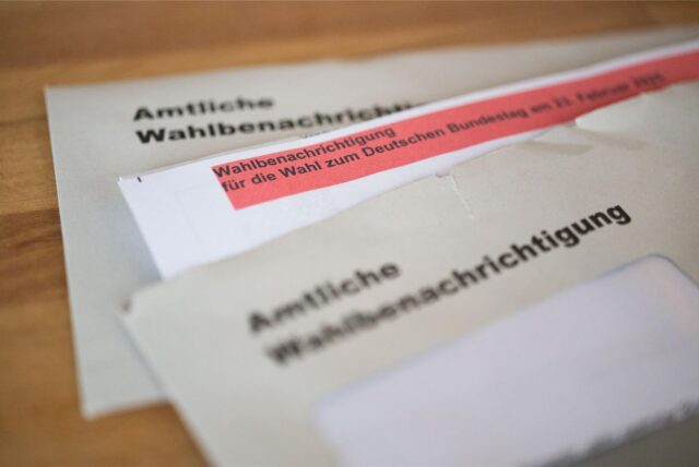 Amtliche Wahlbenachrichtigungen für die Wahl zum Deutschen Bundestag am 23. Februar 2025 liegen auf einem Tisch
