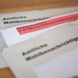 Amtliche Wahlbenachrichtigungen für die Wahl zum Deutschen Bundestag am 23. Februar 2025 liegen auf einem Tisch