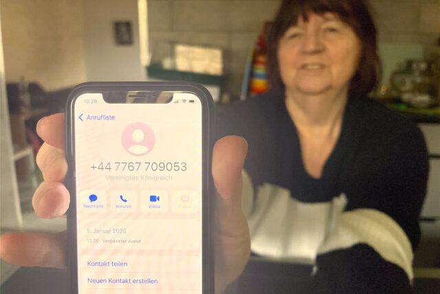 Die Hertenerin Ute Orlowski zeigt ihr Smartphone. Auf dem Display ist eine Telefonnummer aus dem Vereinigten Königsreich zu sehen.