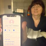 Die Hertenerin Ute Orlowski zeigt ihr Smartphone. Auf dem Display ist eine Telefonnummer aus dem Vereinigten Königsreich zu sehen.