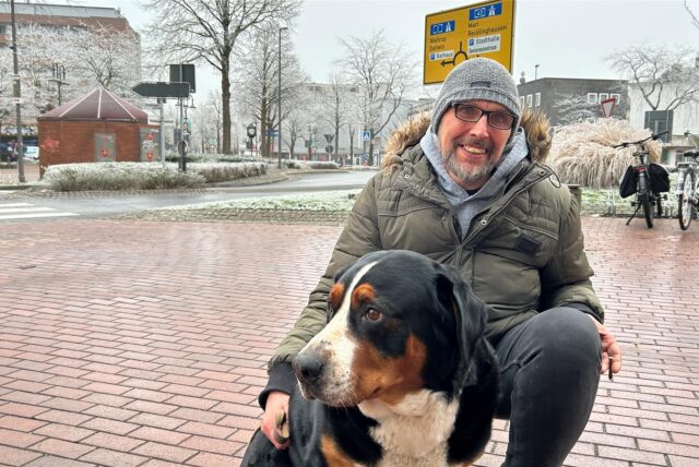 Andi Denzin mit seinem Hund am Berliner Platz in Oer-Erkenschwick