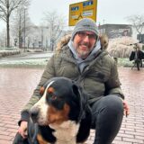 Andi Denzin mit seinem Hund am Berliner Platz in Oer-Erkenschwick