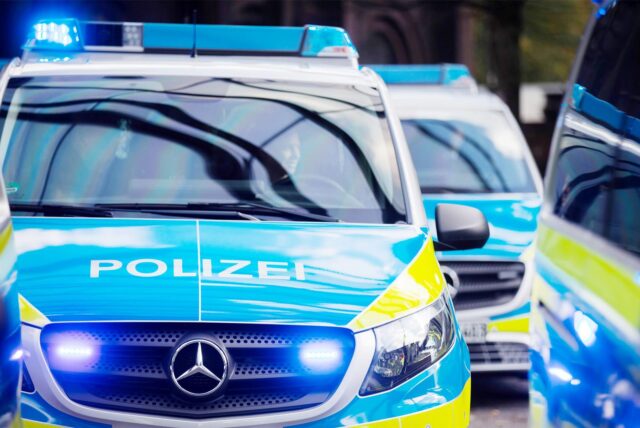 Das Bild zeigt einen Polizei wagen