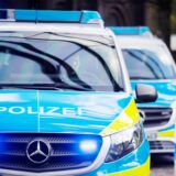 Das Bild zeigt einen Polizei wagen
