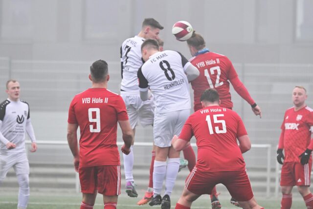 Luftiger Kampf um den Ball vor dem Hülser Tor: Der Marler Niclas Lanczek springt höher als Kollege Moritz Heinmöller und VfB-Routinier Christian Klein-Erwig (Nr. 12