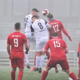 Luftiger Kampf um den Ball vor dem Hülser Tor: Der Marler Niclas Lanczek springt höher als Kollege Moritz Heinmöller und VfB-Routinier Christian Klein-Erwig (Nr. 12