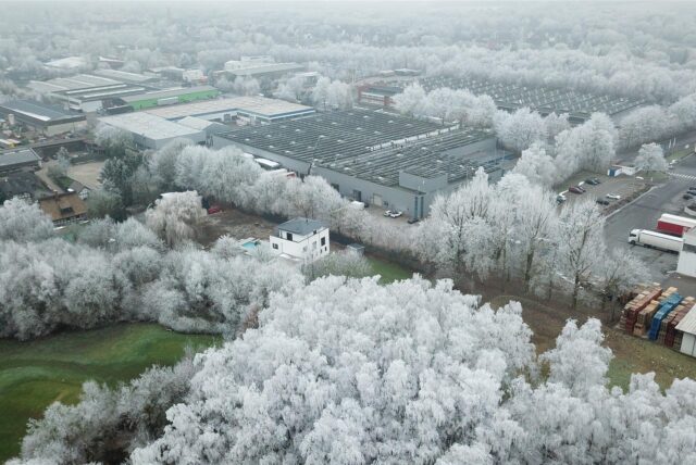 Das Winter-Wunderland am 20. Januar 2025: Die Bäume in Castrop-Rauxel sind vom Frost weiß. Zu sehen ist das Gewerbegebiet an der Stahlwerkstraße in Merklinde und Ausläufer des Golfplatzes von Frohlinde.