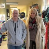 Zwei Tierretter der Arche 90 stehen vor dem Hundezubehör des second-Pfoten Shops.