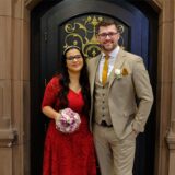Dipa Mirza und Pascal Karapatsios vor der Tür des Ratssaals