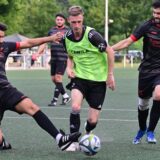 Brian Roth dribbelt an zwei Gegenspielern vorbei