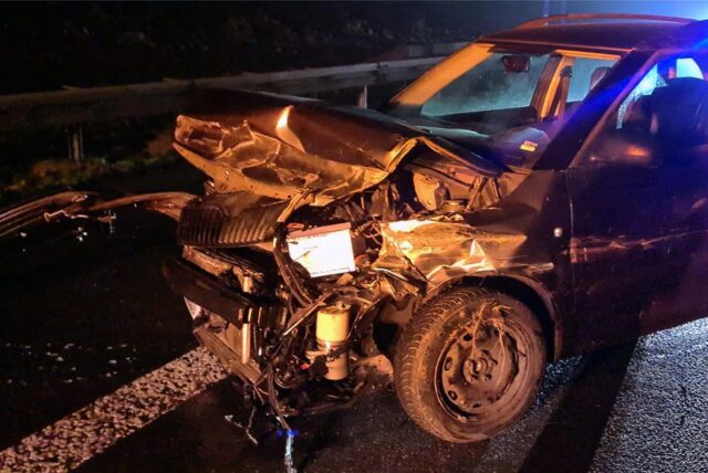 Beschädigtes Auto auf der A 43
