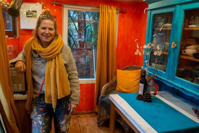 Monika Knoop-Tausch im Bauwagen-Hotel auf dem Kunsthof in Herten-Westerholt