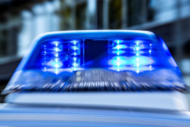 Ein Streifenwagen der Polizei ist mit Blaulicht im Einsatz.