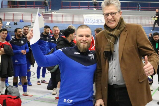 Steven Schnura und der SuS Rünthe wurden Dritter; Bürgermeister Bernd Schäfer (r.).
