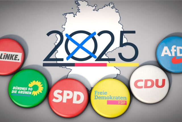 Buttons mit den Logos von Linke, Grünen, SPD, FDP, CDU und AfD vor eine Deutschland-Karte mit der Aufschrift 2025. Symbolbild, um die wichtigsten Parteien bei der Bundestagswahl 2025 darzustellen.