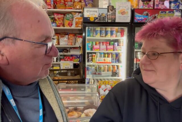 Vor dem Kiosk, in dem die 55-Jährige überfallen wurde: Reporter Uwe von Schirp war am Morgen nach dem Raub am Tatort.