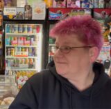 Vor dem Kiosk, in dem die 55-Jährige überfallen wurde: Reporter Uwe von Schirp war am Morgen nach dem Raub am Tatort.