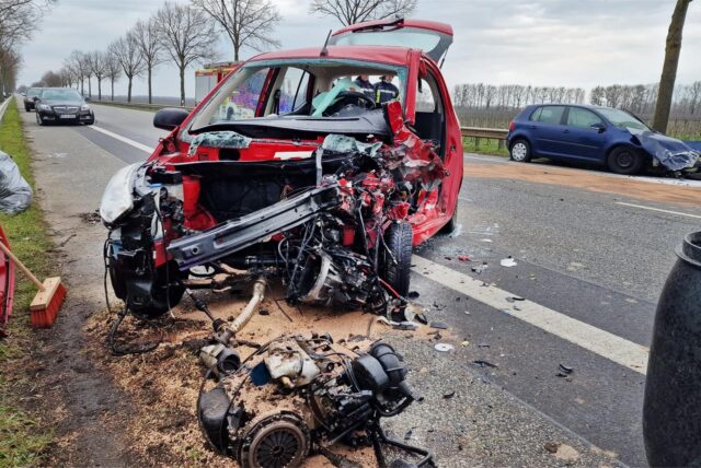 Ein Auto steht nach einem Unfall am Straßenrand. Ein 76-jähriger Autofahrer ist am Sonntag bei einem Verkehrsunfall tödlich verunglückt. Der Mann sei auf der Bundesstraße 9 in den Gegenverkehr geraten und frontal mit einem anderen Auto kollidiert, teilte die Polizei mit. +++ dpa-Bildfunk +++