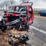 Ein Auto steht nach einem Unfall am Straßenrand. Ein 76-jähriger Autofahrer ist am Sonntag bei einem Verkehrsunfall tödlich verunglückt. Der Mann sei auf der Bundesstraße 9 in den Gegenverkehr geraten und frontal mit einem anderen Auto kollidiert, teilte die Polizei mit. +++ dpa-Bildfunk +++