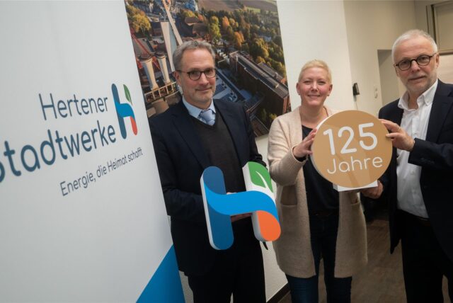 Thorsten Rattmann (Geschäftsführer), Kerstin Walberg (Marketing/PR) und Bürgermeister Matthias Müller präsentieren das neue Logo der Hertener Stadtwerke.