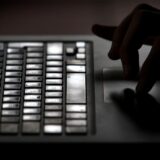 Eine Hand tippt auf einer Tastatur.