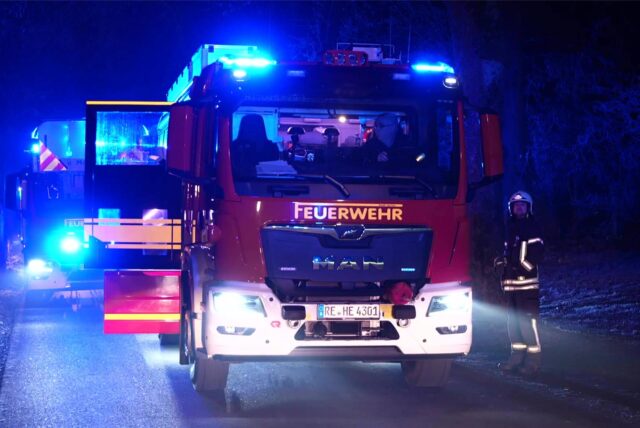 Ein Einsatzwagen der Hertener Feuerwehr steht mit geöffneten Türen auf der Backumer Straße.