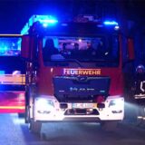 Ein Einsatzwagen der Hertener Feuerwehr steht mit geöffneten Türen auf der Backumer Straße.
