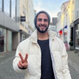Links der Recklinghäuser Gastronom und Veranstalter Cono Cinquemani, rechts Gäste auf dem Abendmarkt in Recklinghausen vor der Kirche St. Peter
