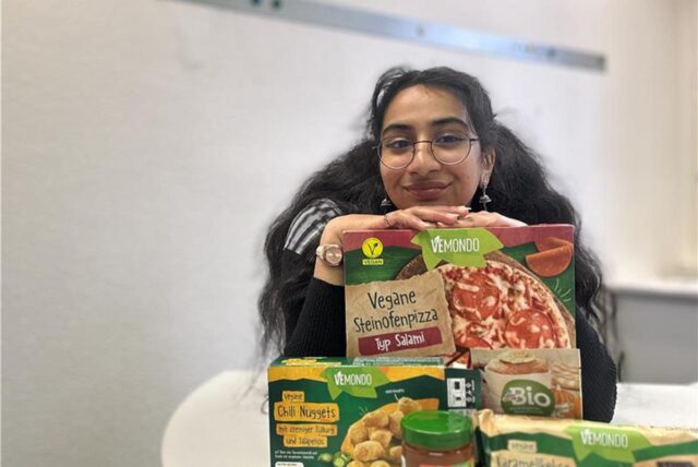 Eine Frau mit veganen Produkten.