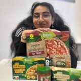 Eine Frau mit veganen Produkten.