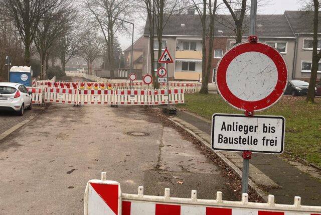 Anlieger frei bis zur Baustelle steht an einem Durchfahrt-Verboten-Schild an der Karlstraße.