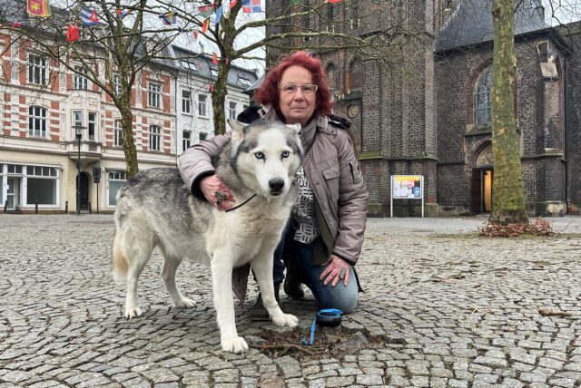 Ratsfrau Sibylle Weber und ihr Hund Blue auf dem Kirchplatz