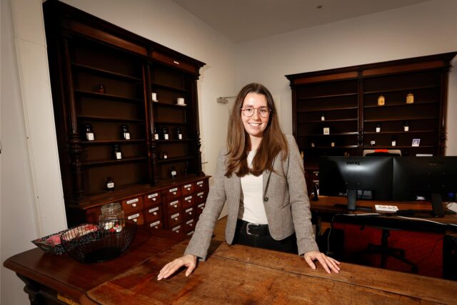 Mara Linkesteht in der Alten Apotheke in Kamen. Die 27-jährige Dortmunderin ist ausgebildete Physiotherapeutin.
