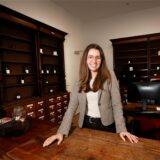 Mara Linkesteht in der Alten Apotheke in Kamen. Die 27-jährige Dortmunderin ist ausgebildete Physiotherapeutin.
