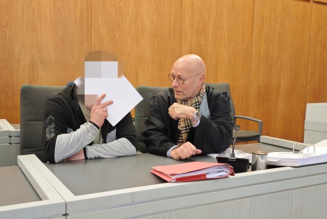 War im Prozess am Essener Landgericht voll geständig: Der Angeklagte aus Bottrop neben seinem Verteidiger Volker Schröder.