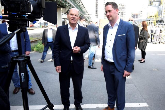 Olaf Scholz im Gespräch mit Brian Nickholz