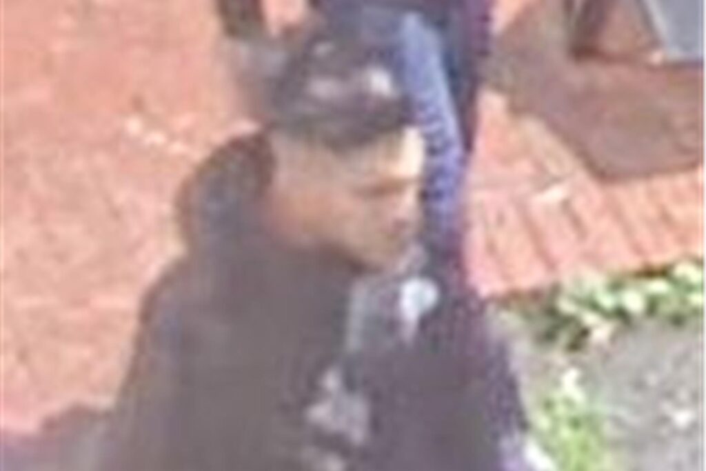 Das Bild zeigt einen Mann, der in einem Raubüberfall als Verdächtiger gesucht wird.