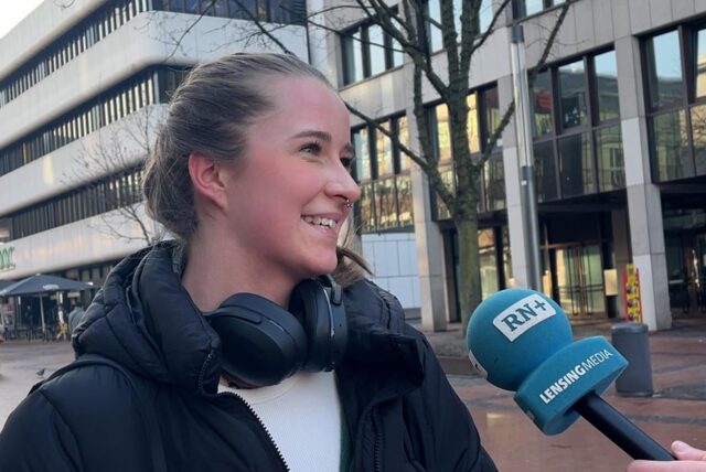 Reporter Tim Hübbertz befragt eine Frau in der Dortmunder Innenstadt.