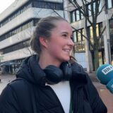 Reporter Tim Hübbertz befragt eine Frau in der Dortmunder Innenstadt.