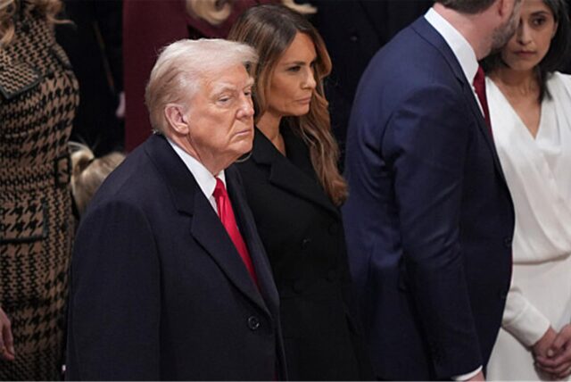 Präsident Donald Trump, links, und First Lady Melania Trump nehmen am nationalen Gebetsgottesdienst in der Washington National Cathedral in Washington teil.
