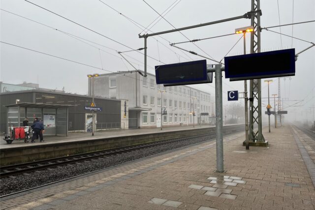 Die Bahnsteige mit schwarzen Anzeigetafeln am Hauptbahnhof in Recklinghausen