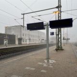 Die Bahnsteige mit schwarzen Anzeigetafeln am Hauptbahnhof in Recklinghausen