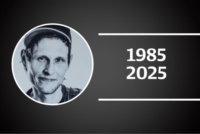Schwarzweiß-Grafik mit einem runden Porträtfoto-Ausschnitt des verstorbenen Graffiti-Künstlers Michael Rockstein aus Recklinghausen im linken Teil und den Jahreszahlen 1985 (geboren) und 2025 (gestorben) im rechten Teil.