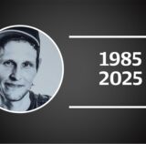 Schwarzweiß-Grafik mit einem runden Porträtfoto-Ausschnitt des verstorbenen Graffiti-Künstlers Michael Rockstein aus Recklinghausen im linken Teil und den Jahreszahlen 1985 (geboren) und 2025 (gestorben) im rechten Teil.