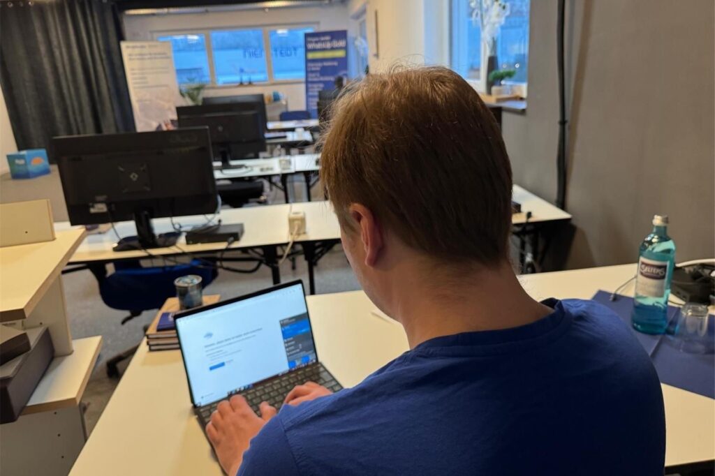 Ein Mann sitzt am Computer und arbeitet. Ein Mann sitzt am Computer und arbeitet.