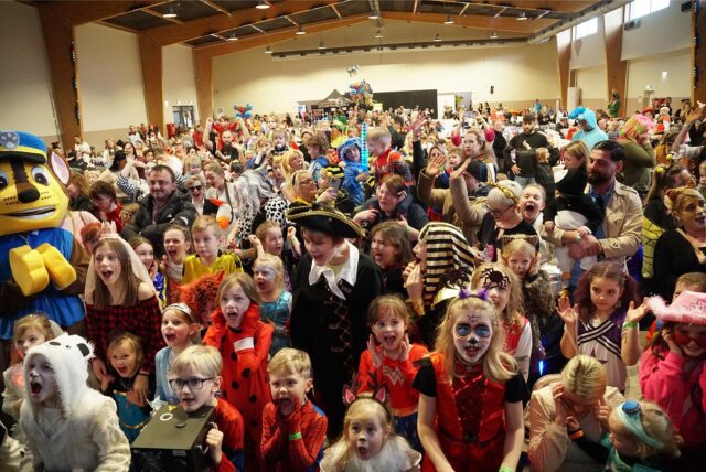 Kinder in der Marler Eventhalle.