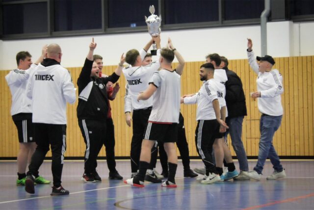 Spieler des VfB Hüls 2 jubeln mit Pokal