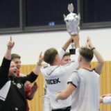Spieler des VfB Hüls 2 jubeln mit Pokal