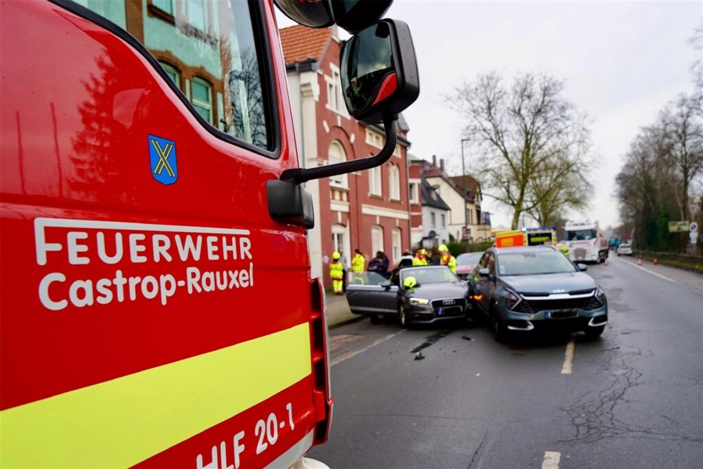 14 Kräfte von Rettungsdienst und Feuerwehr waren an der Hebewerkstraße am Mittwochmorgen im Einsatz.